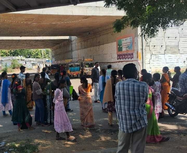 మోతేలో బస్సుల కోసం ప్రయాణికుల నిరీక్షణ - Udayam
