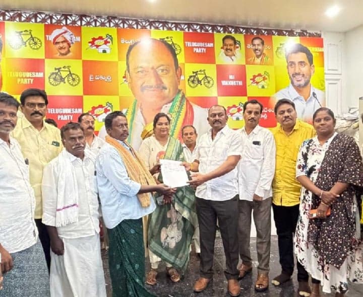 డప్పు కళాకారులకు అండగా విక్కుర్తి - Udayam