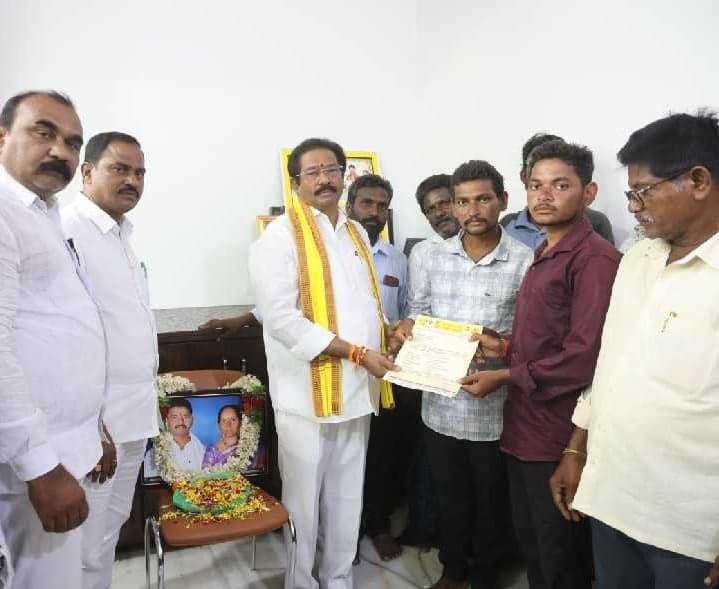 టీడీపీ కార్యకర్తల కుటుంబాలకు రూ.5 లక్షల బీమా - Udayam