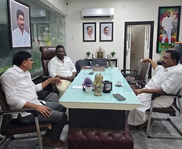 బద్వేల్ ఎన్నికలపై వైసీపీ నేతల చర్చలు - Udayam