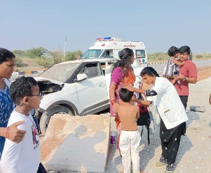 టైరు పేలి కారు ప్రమాదం.. చిన్నారికి తీవ్ర గాయాలు - Udayam
