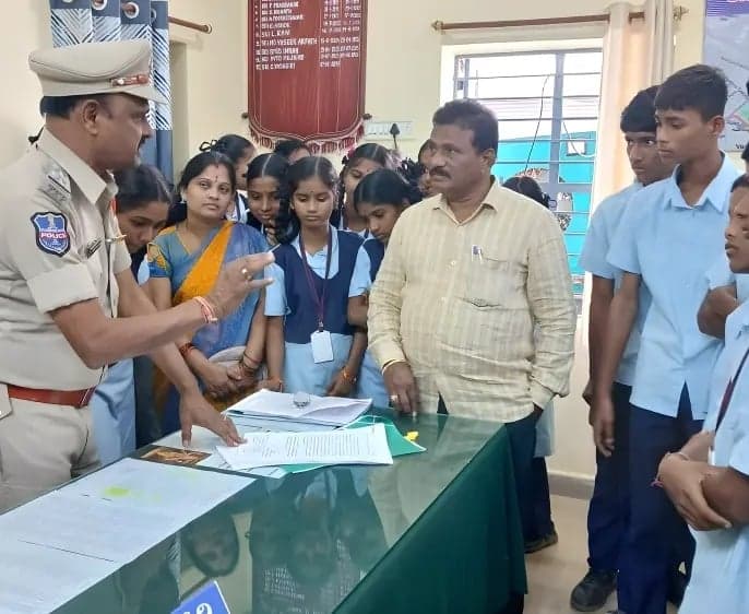 టౌన్-2 పోలీస్స్టేషన్లో ఓపెన్ హౌస్ - Udayam