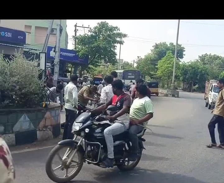 రైల్వే బ్రిడ్జి వద్ద దారి మూసివేయాలి - Udayam