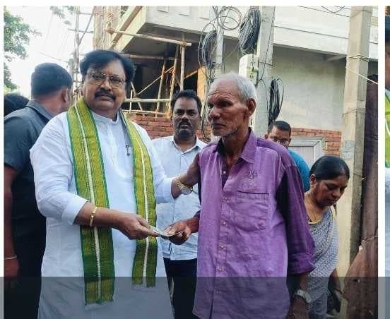 విజయవాడలో పెన్షన్ల పంపిణీ - Udayam