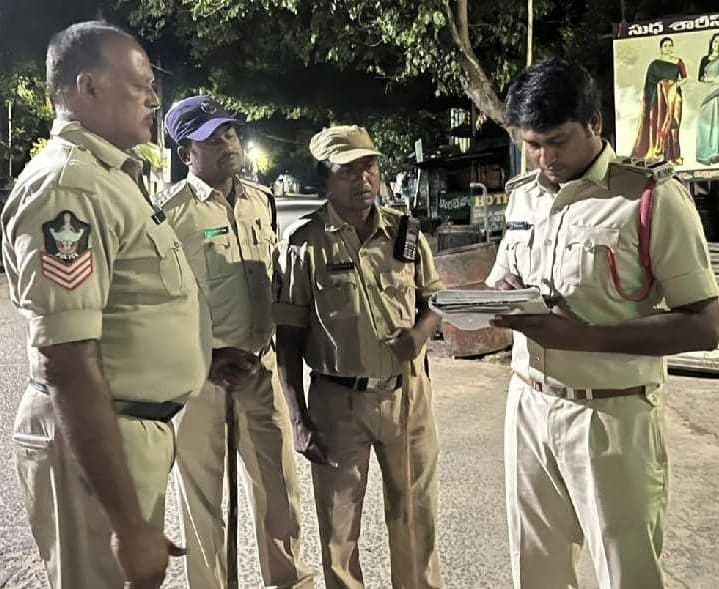 గుర్రంకొండలో పోలీసుల వాహన తనిఖీలు - Udayam