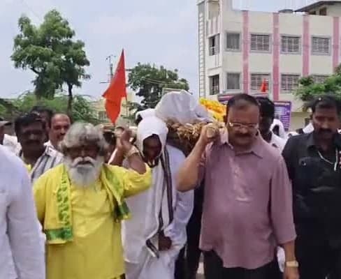 దాచేపల్లిలో టీడీపీ నేత పాడె మోసిన ఎమ్మెల్యే - Udayam