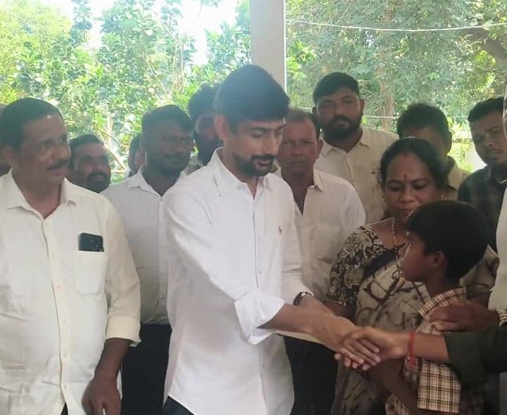 పేద విద్యార్థులకు రూ.5 వేల సాయం - Udayam
