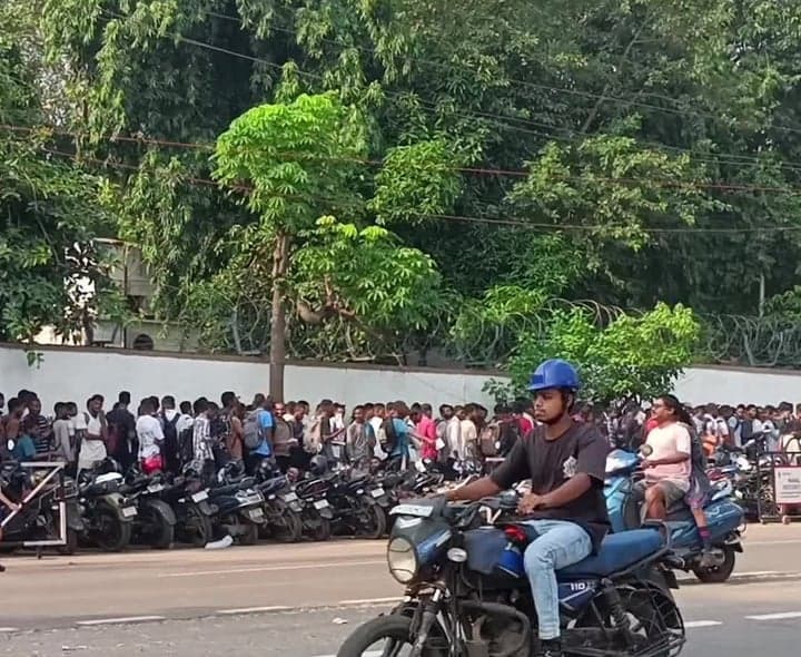 ఆర్మీ పరీక్షలకు అభ్యర్థుల క్యూ - Udayam