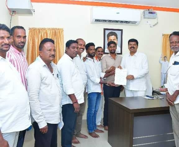రోడ్ల సమస్యలపై ఎమ్మెల్యేకు వినతి - Udayam