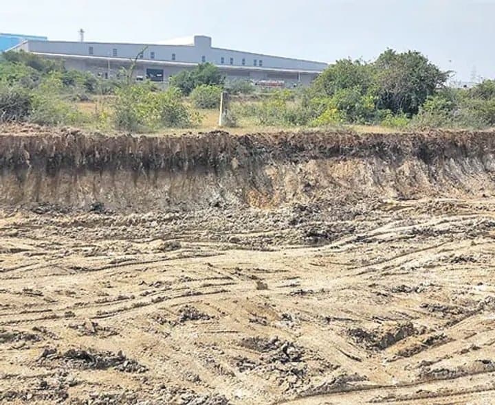 ఏపీఐఐసీ భూముల్లో అక్రమ తవ్వకాలు - Udayam Digital