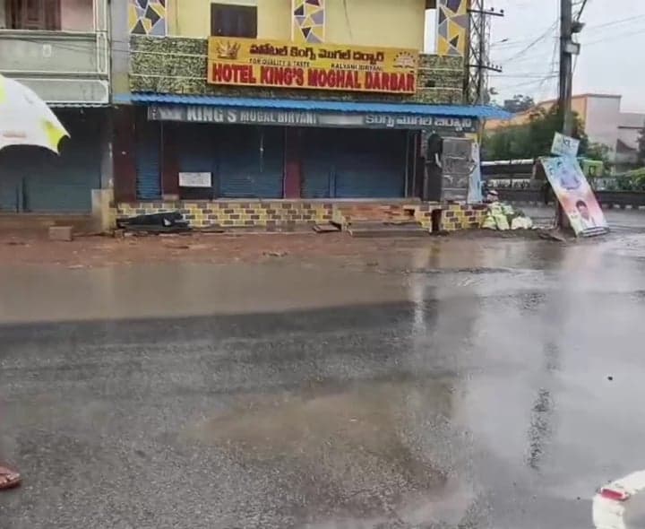 పాల్వంచలో భారీ వర్షం.. రైతుల్లో ఆనందం - Udayam