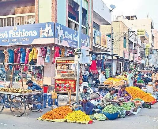 కరీంనగర్లో అడ్డాల పేరుతో వసూళ్లు - Udayam