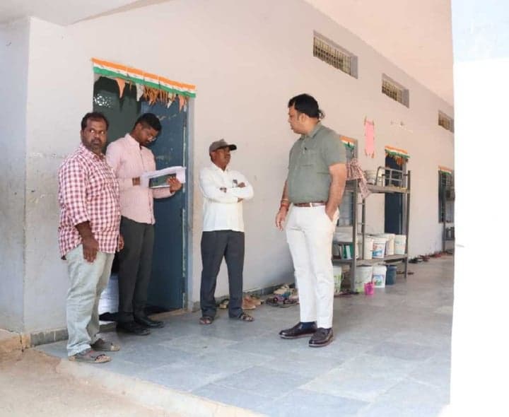 గిరిజన బాలికల పాఠశాలలో కలెక్టర్ తనిఖీ - Udayam