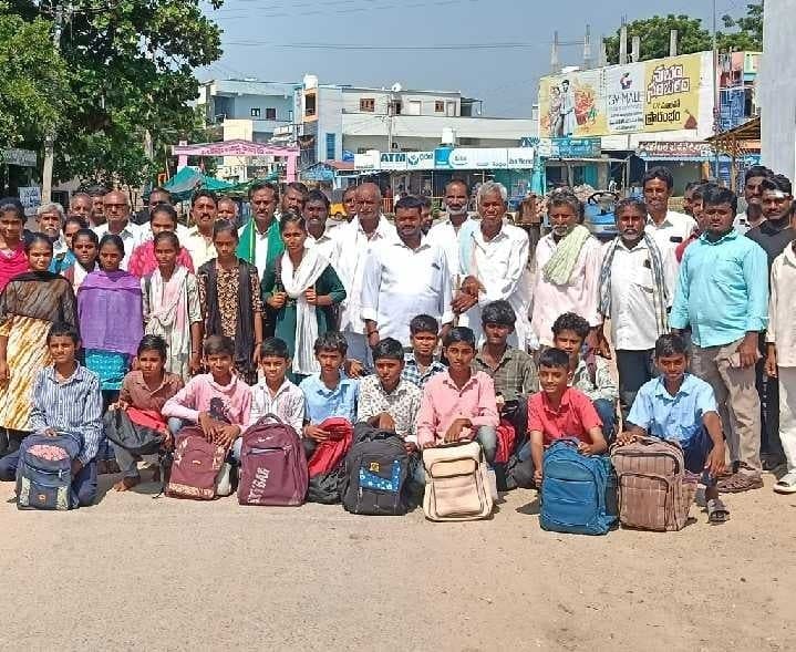 చిలుకూరు- గుడిబండ రోడ్డు కోసం ధర్నా - Udayam
