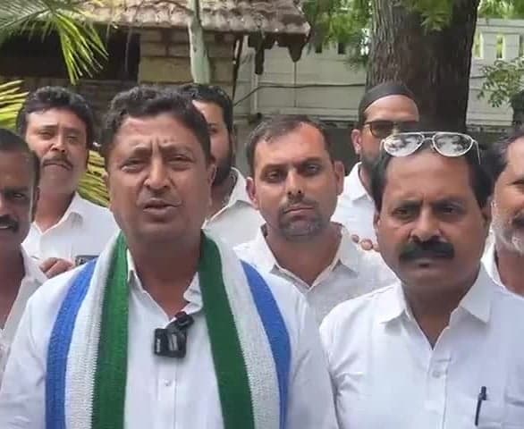 పోలింగ్ కేంద్రాల ఏర్పాటుపై కలెక్టర్కు వైసీపీ ఫిర్యాదు - Udayam