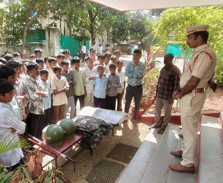కోస్గిలో విద్యార్థులకు పోలీస్ స్టేషన్పై అవగాహన - Udayam