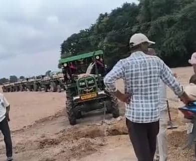 ఇసుక ట్రాక్టర్లను అడ్డుకున్న రైతులు - Udayam