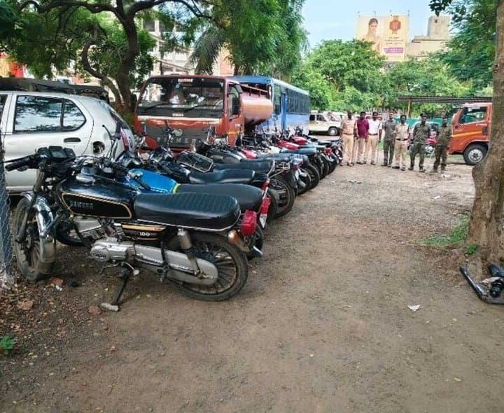 సైలెన్సర్లు తీసేసి హంగామా.. 16 బైక్లు సీజ్