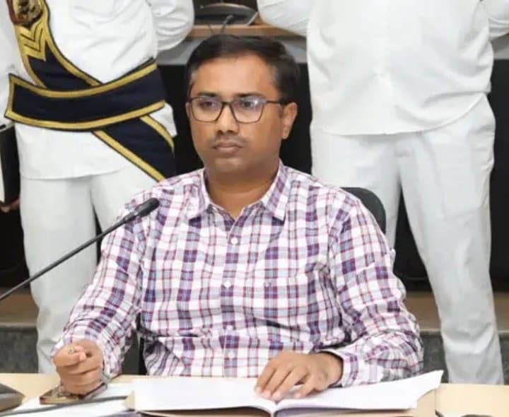 స్వాతంత్య్ర వేడుకల ఏర్పాట్లు పూర్తి చేయాలి: కలెక్టర్ - Udayam Digital