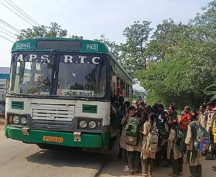 ఆదోనిలో బస్సుల కోసం విద్యార్థుల అవస్థలు - Udayam
