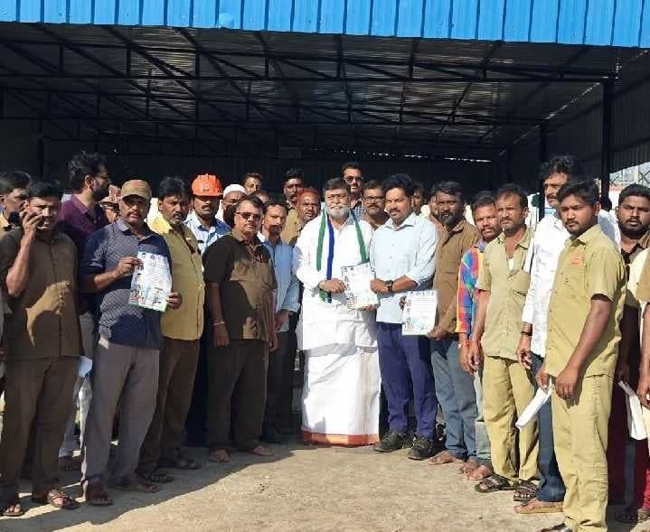 ఐఓసీ డిపోలో మాజీ ఎమ్మెల్యే ప్రచారం - Udayam