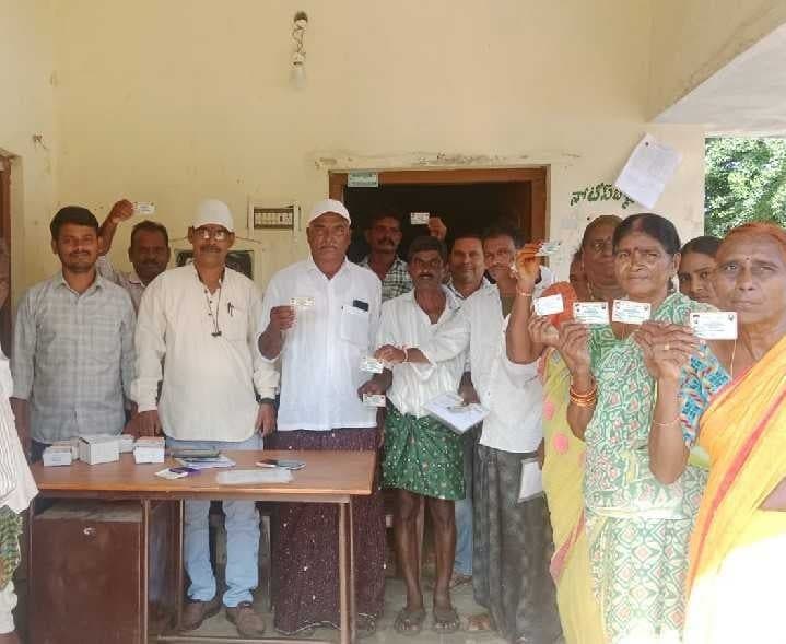 కేసుపల్లిలో నూతన రేషన్ కార్డుల పంపిణీ - Udayam