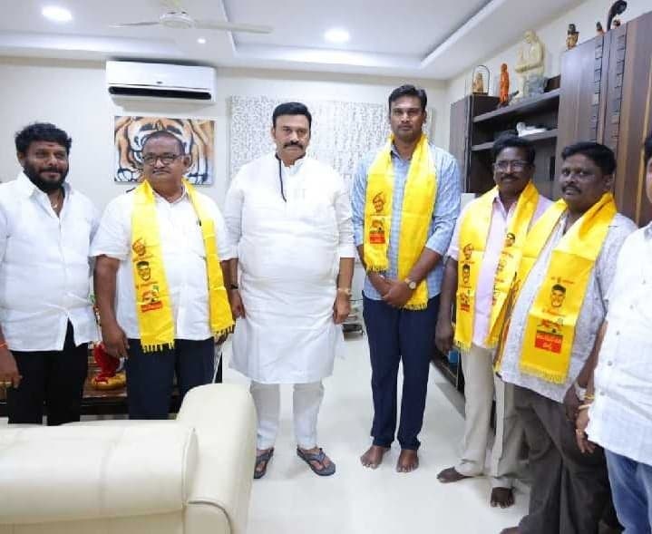 ఆకివీడులో టీడీపీలో చేరిన వైసీపీ నేతలు - Udayam