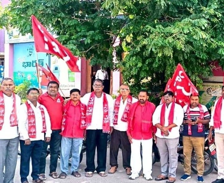 కార్మికులకు సామాజిక భద్రత కల్పించాలి: ఏఐటీయూసీ - Udayam