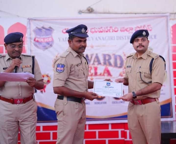 కానిస్టేబుల్కి ఎస్పీ ప్రశంస - Udayam
