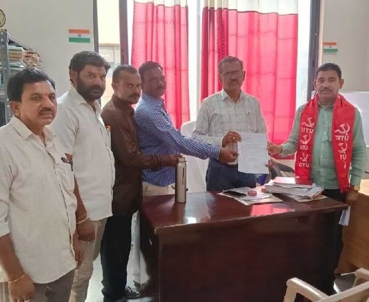 జనగామ: పెండింగ్ వేతనాలు చెల్లించాలని వినతి - Udayam
