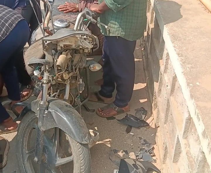కారును ఢీకొన్న బైక్.. వ్యక్తికి గాయాలు - Udayam