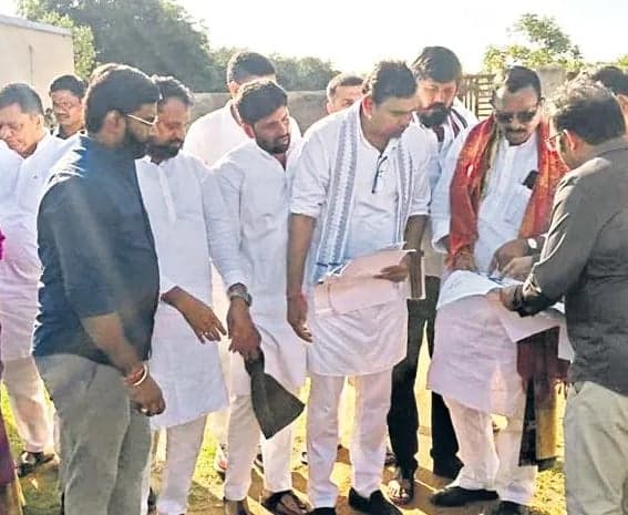 హరీశ్రావు భూముల పరిశీలన - Udayam