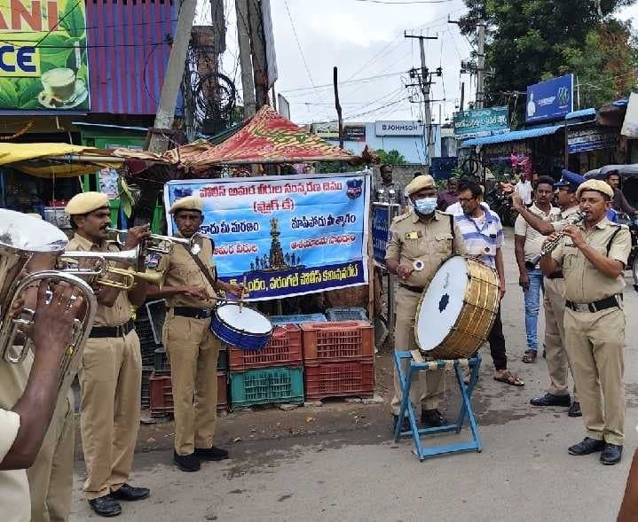 పరకాలలో పోలీసుల ఫ్లాగ్ డే ర్యాలీ - Udayam