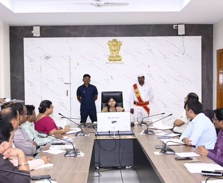 స్వాతంత్ర వేడుకల ఏర్పాట్లపై కలెక్టర్ సమీక్ష - Udayam Digital