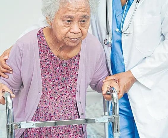 84 ఏళ్లకు సర్జరీ.. 48 గంటల్లో నడక - Udayam