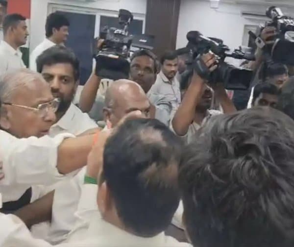 గాంధీభవన్లో కాంగ్రెస్ నేతల ఘర్షణ