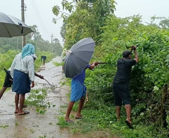పాత ఎడ్లంకలో యువత సేవ - Udayam