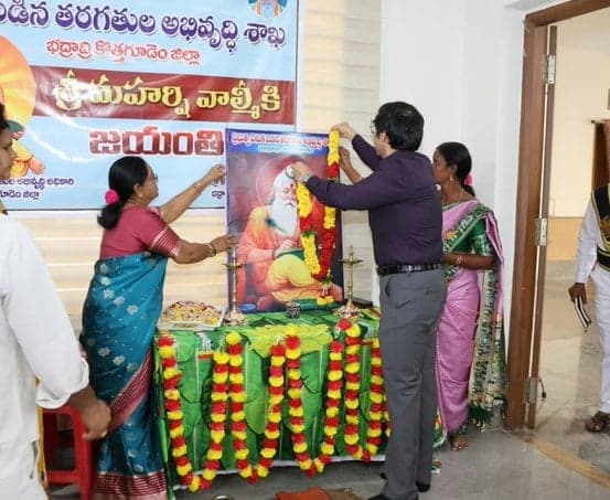 వాల్మీకి జీవితం అందరికీ ఆదర్శం: కలెక్టర్ - Udayam