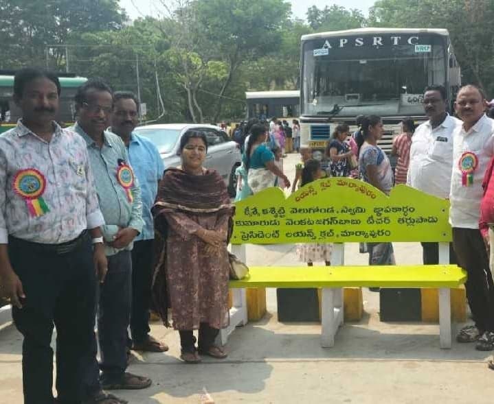 మార్కాపురం బస్టాండ్లో బెంచీల ఏర్పాటు - Udayam