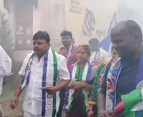 వైసీపీ అభ్యర్థుల కోసం ప్రచారం - Udayam