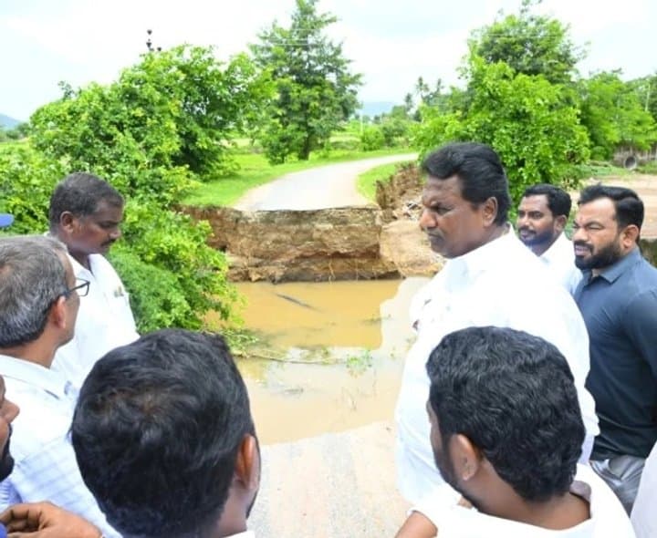 వరదలతో దెబ్బతిన్న రహదారిని పరిశీలించిన మంత్రి - Udayam Digital
