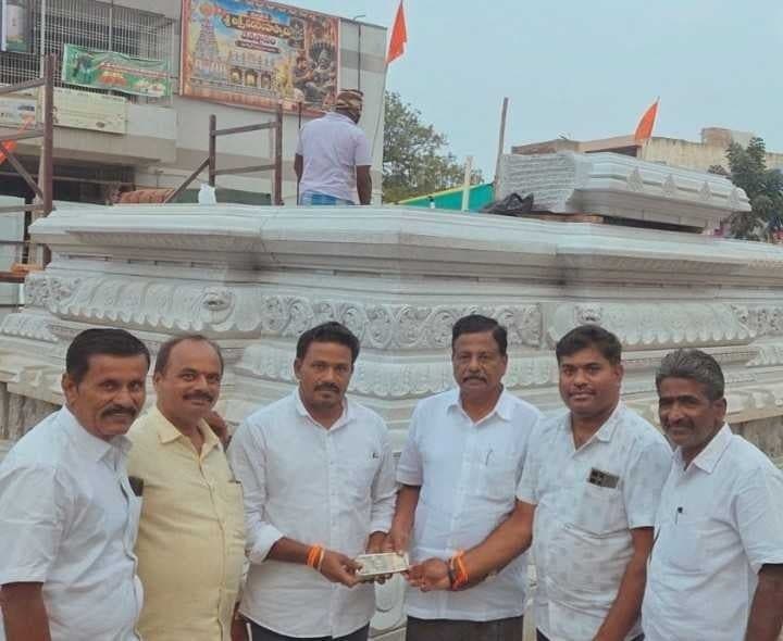 లక్ష్మీనరసింహస్వామి ఆలయానికి MYC ఛైర్మన్ సాయం - Udayam