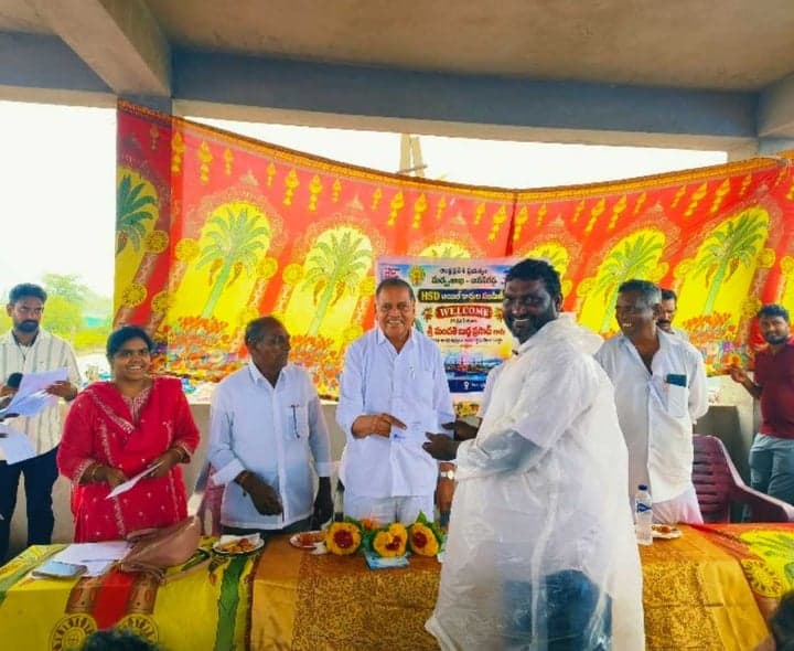 గుల్లలమోదలో డీజిల్ సబ్సిడీ కార్డుల పంపిణీ - Udayam