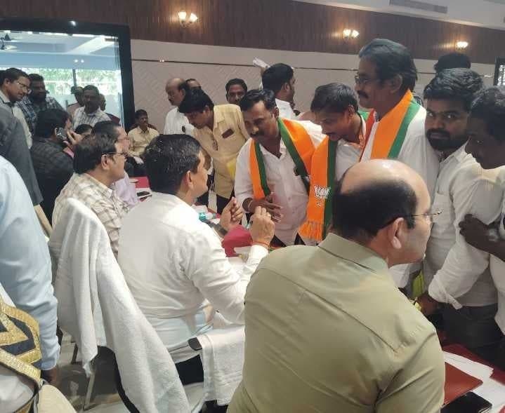 గొభ్యాంలో బస్ షెల్టర్కు వినతి - Udayam