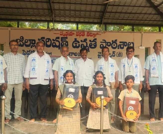 విద్యార్థులకు వ్యాసరచన పోటీలు - Udayam