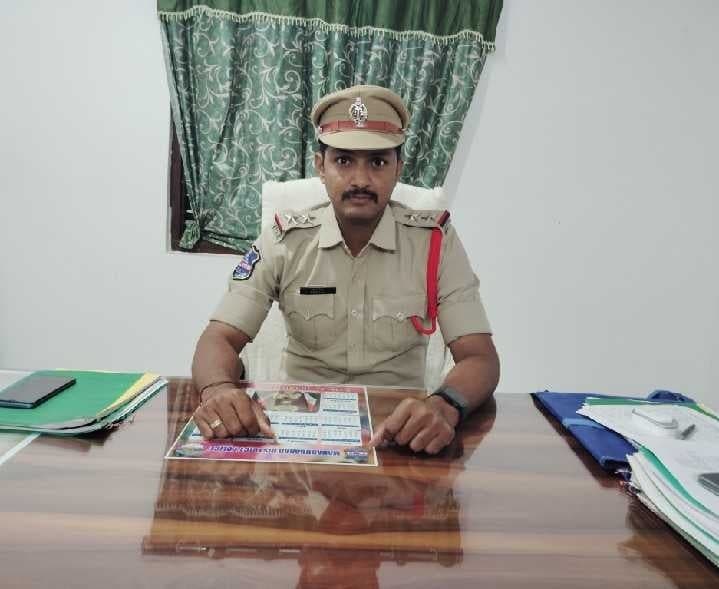 దసరా ఉత్సవాలను ప్రశాంతంగా జరుపుకోవాలి: ఎస్ఐ - Udayam