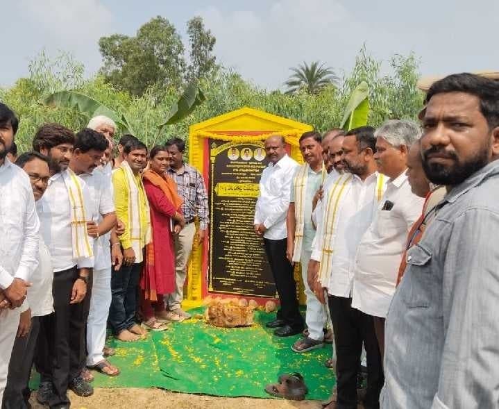 పరవాడలో పనులకు ఎమ్మెల్యే శంకుస్థాపన - Udayam