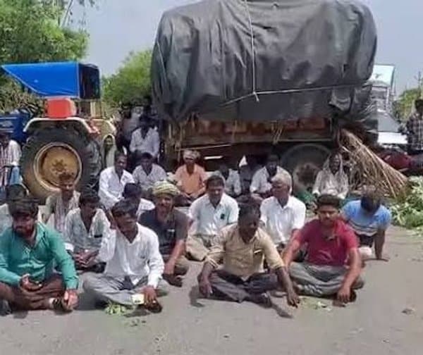 రాయపోలులో రైతుల రాస్తారోకో - Udayam Digital