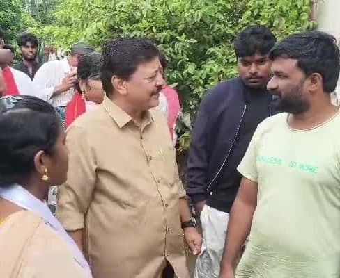 తుఫాన్ ప్రభావిత ప్రాంతాల్లో మంత్రి పర్యటన - Udayam