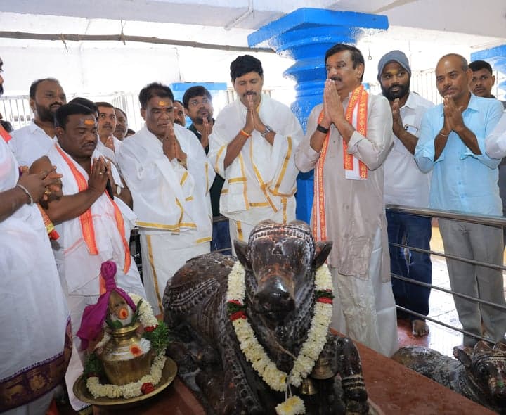 కూడవెల్లి రామలింగేశ్వర స్వామిని దర్శించుకున్న ఎమ్మెల్యే - gallery image 2